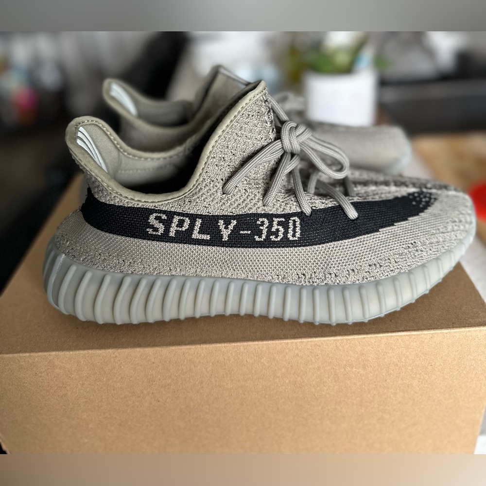 🆕 YEEZY BOOST 350 V2 - Grey - Size 8.5 men’s/9.5 women’s